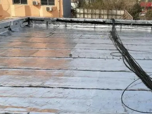 丰宁卫生间漏水维修公司分享下丰宁屋面楼顶防水刚性防水层施工要点。